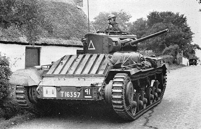 Tanque británico Valentine Mk I, mostrando unas orugas estrechas de Irlanda del Norte. 1941
