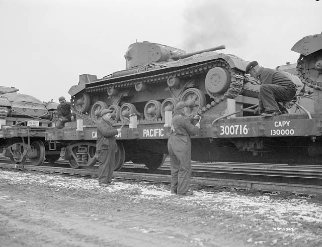Tanques Valentine de 28 toneladas con destino a la Unión Soviética cargados en vagones de plataforma del C.P.R. (Ferrocarril del Pacífico Canadiense)