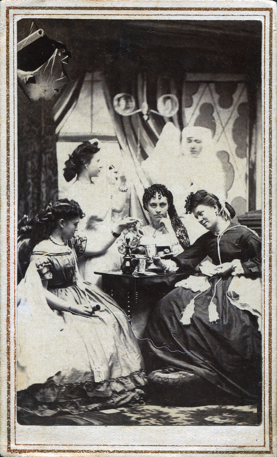 Une carte de visite représentant une réunion de jeunes femmes dans un parloir, avec une silhouette fantomatique en arrière-plan, aux États-Unis vers 1860