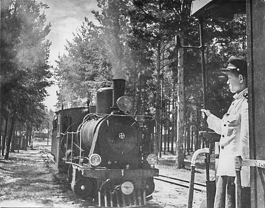 Детская железная дорога в подмосковном Кратово придумана Лазарем Кагановичем. Фото 1945 - 1949 
