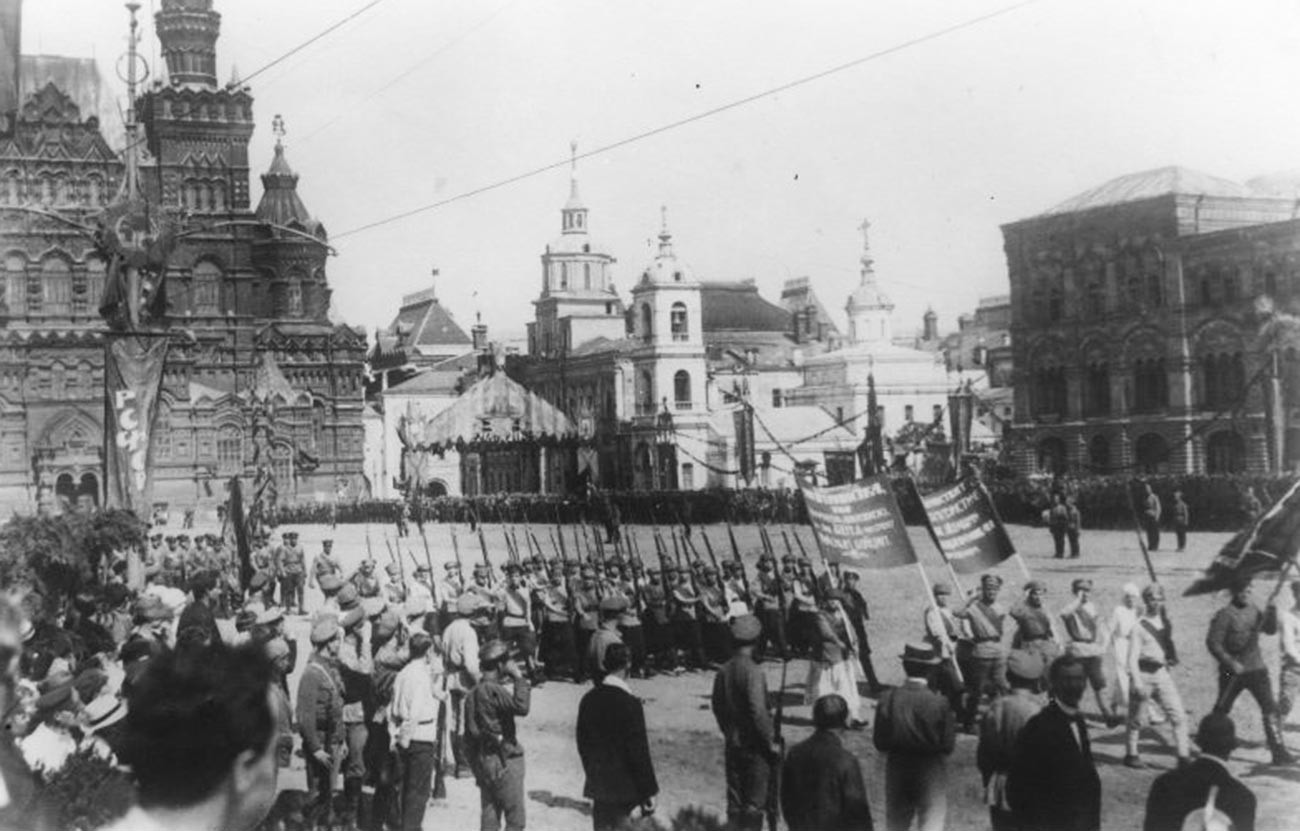 Des détachements communistes sont envoyés au front, Moscou