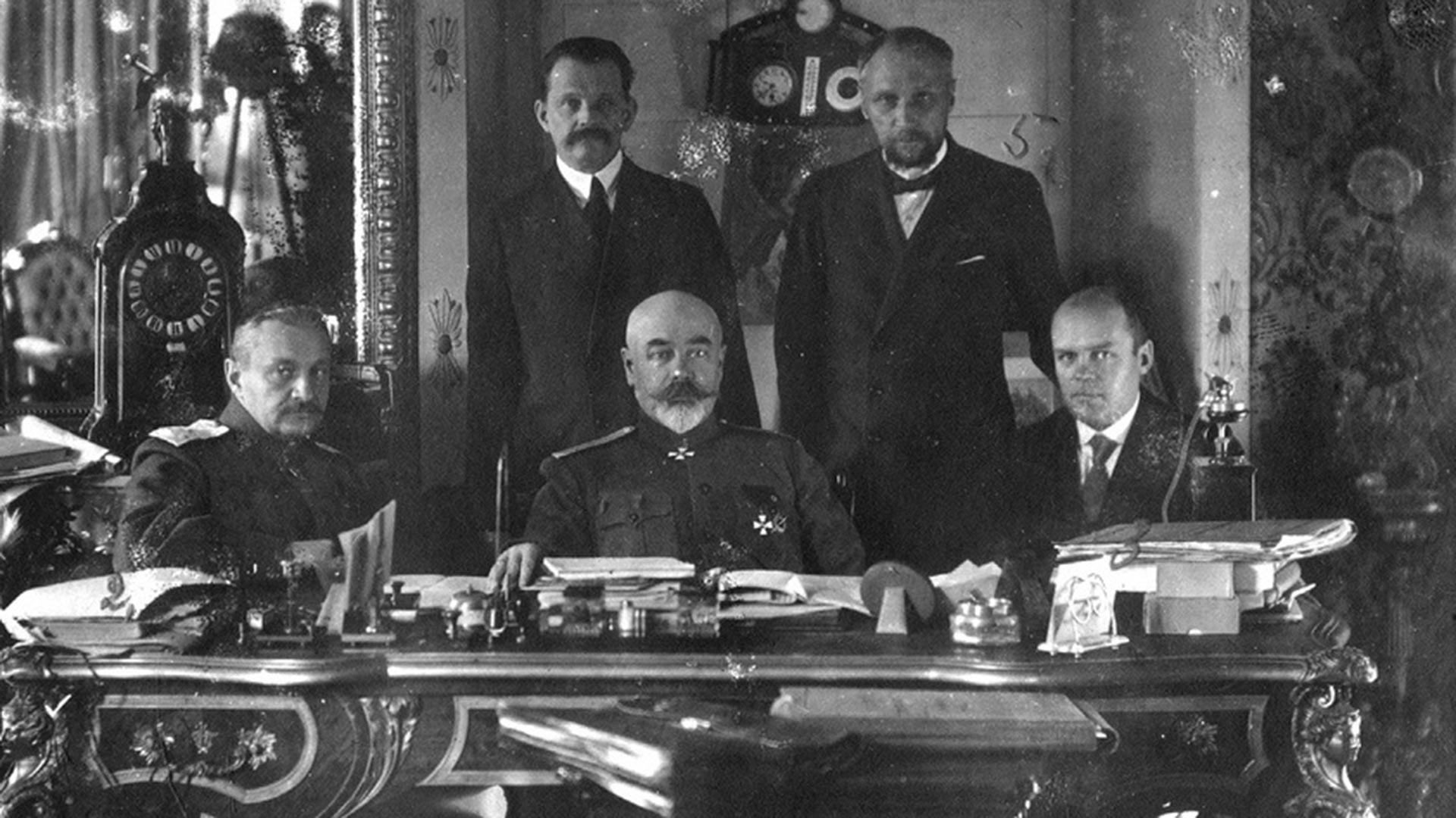 Estate 1919, Taganrog. Da sinistra: il generale I. P. Romanovskij, il generale A. I. Denikin, K. N. Sokolov. In piedi: N. I. Astrov, N. V. Savich