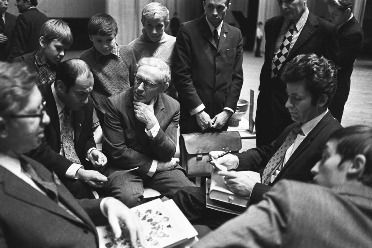 Vasily Smyslov, Mikhail Tal, Mikhail Botvinnik, Boris Spassky, and Anatoly Karpov (L-R) discuss a chess game.
