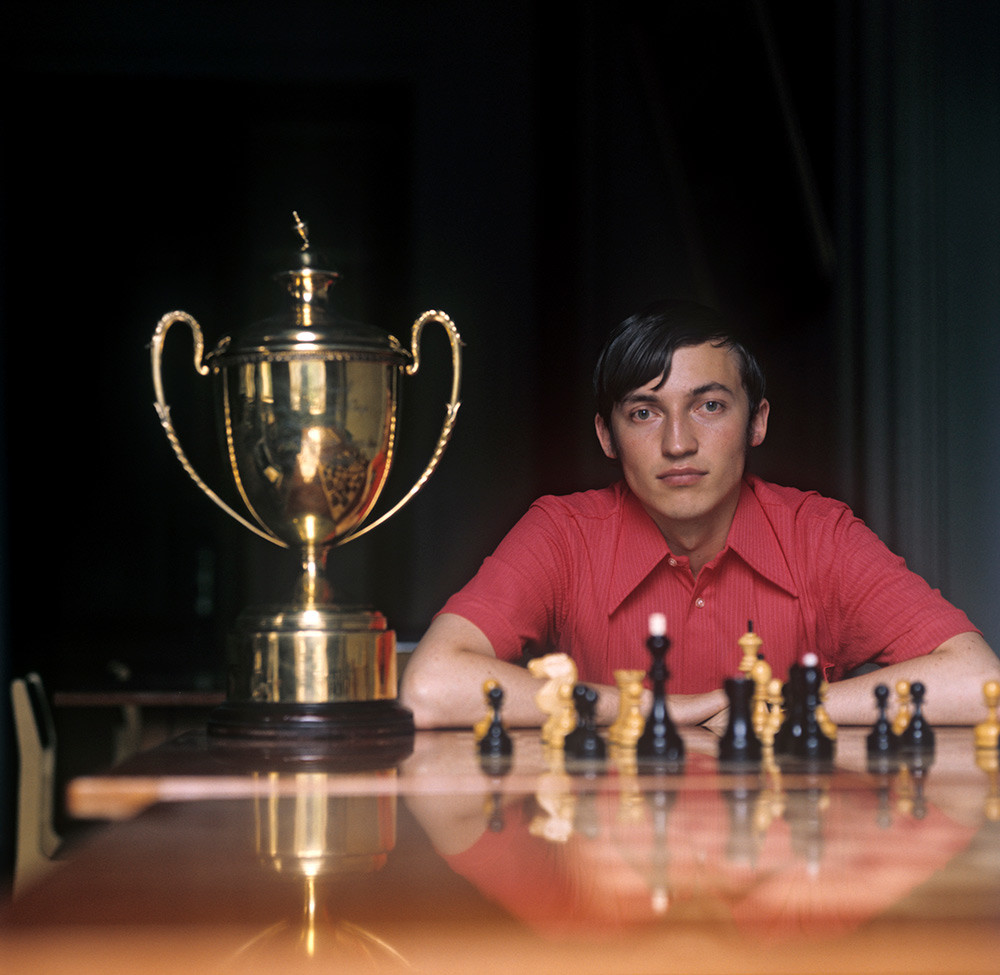 Anatoly Karpov plays against rival Viktor Korchnoi in the World Chess  News Photo - Getty Images
