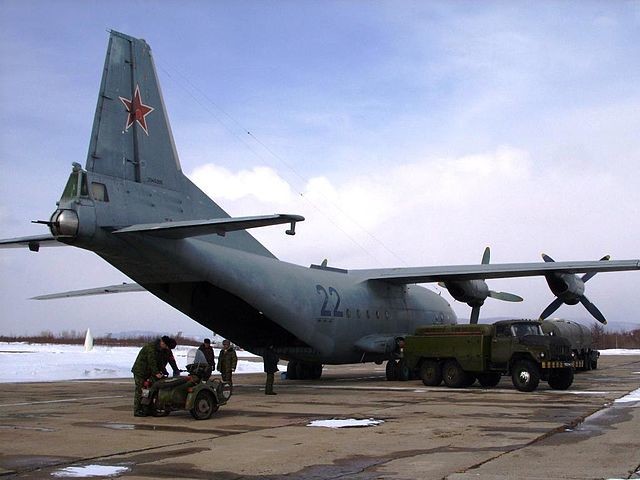 Antonov 12 de la Fuerza Aérea Rusa. Se pueden apreciar las ametralladoras de cola. 25 de marzo de 2010.