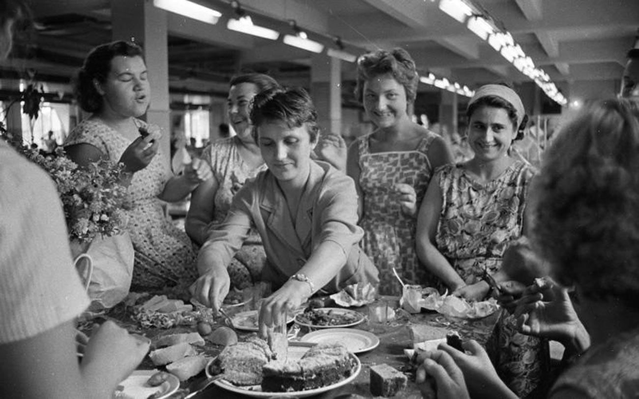 Des femmes célèbrent l'anniversaire de leur collègue dans une usine de confection en RSS de Moldavie