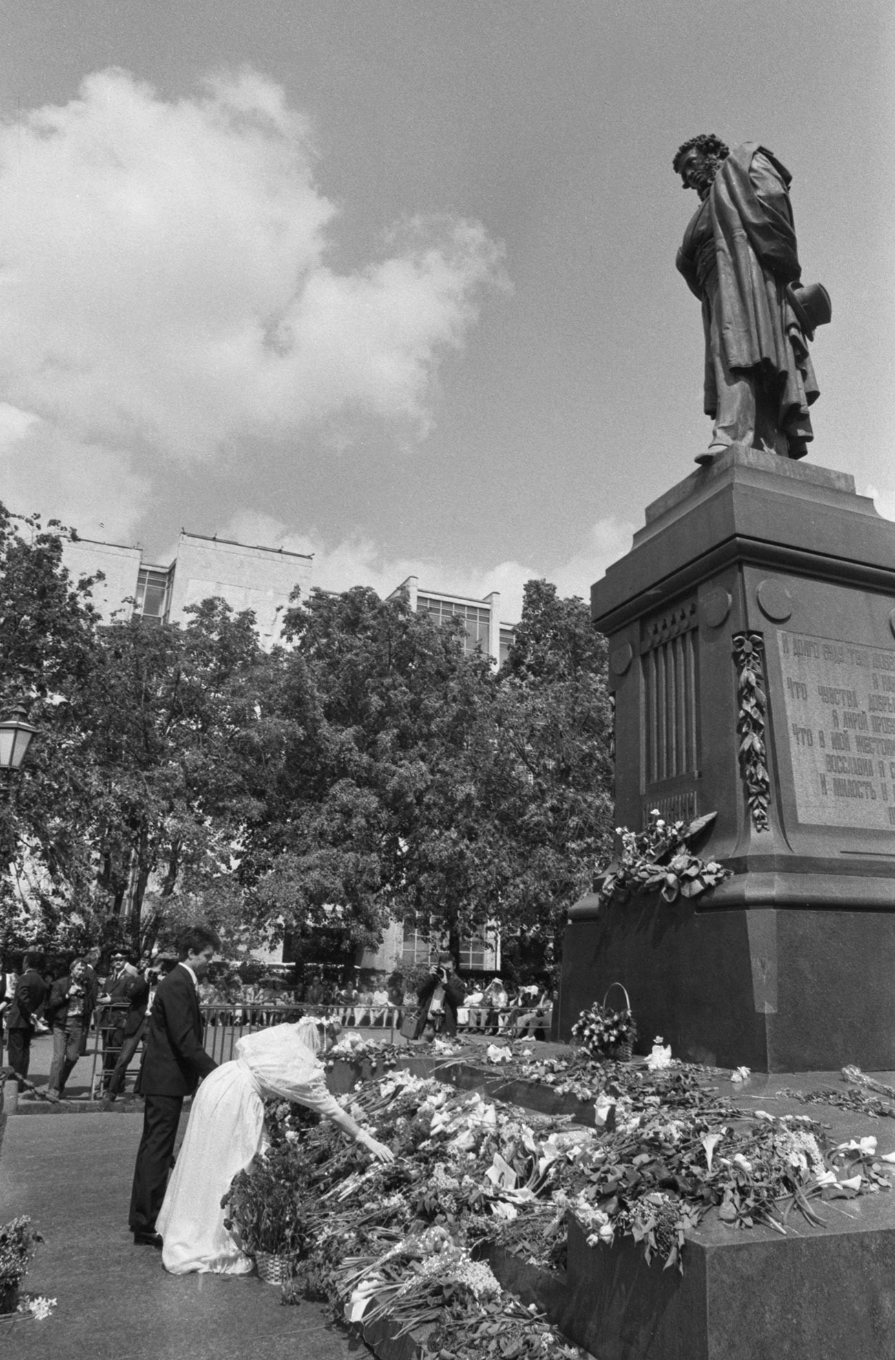 Младоженци по време на полагане на цветя пред паметника на А.С. Пушкин в Москва