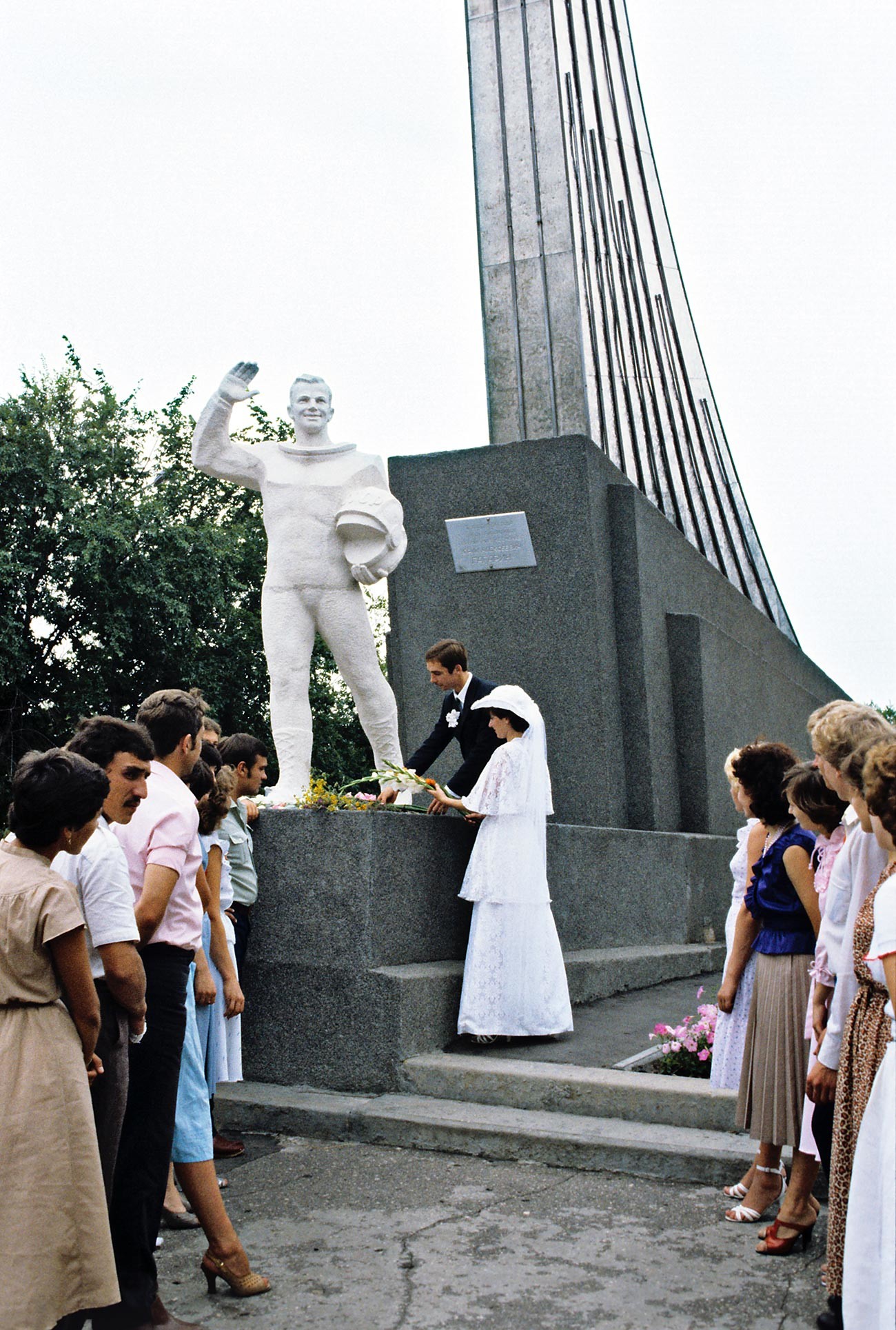 Полагане на цветя от младоженците до обелиска с паметника на Юрий Гагарин, монтиран на 20 м от мястото на кацането му.
