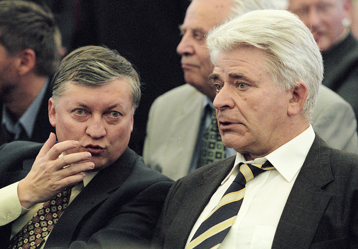 Anatóli Karpov (à esq.) and Borís Spasski (dir).