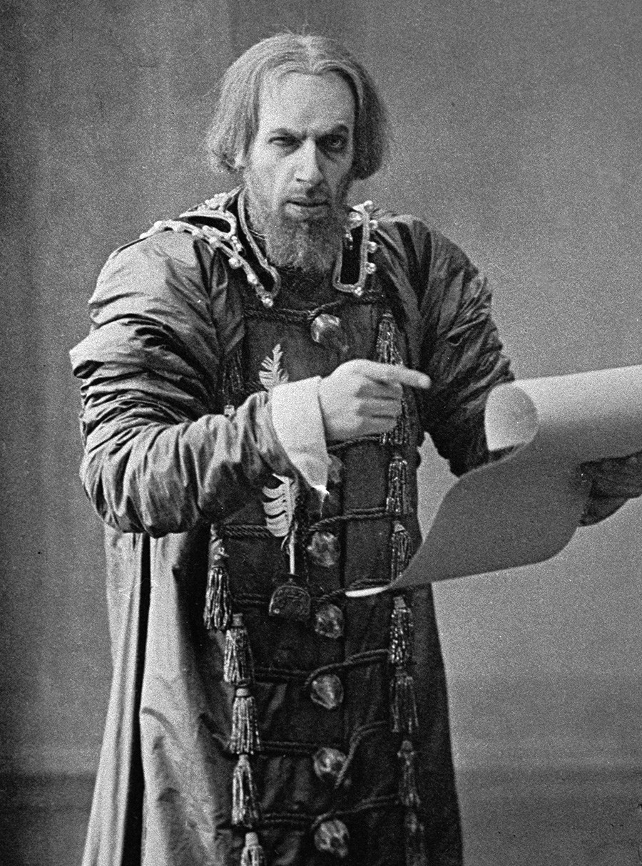 Vsevolod Mejerkhold interpreta lo zar Basilio IV sul palco del Teatro d'Arte di Mosca