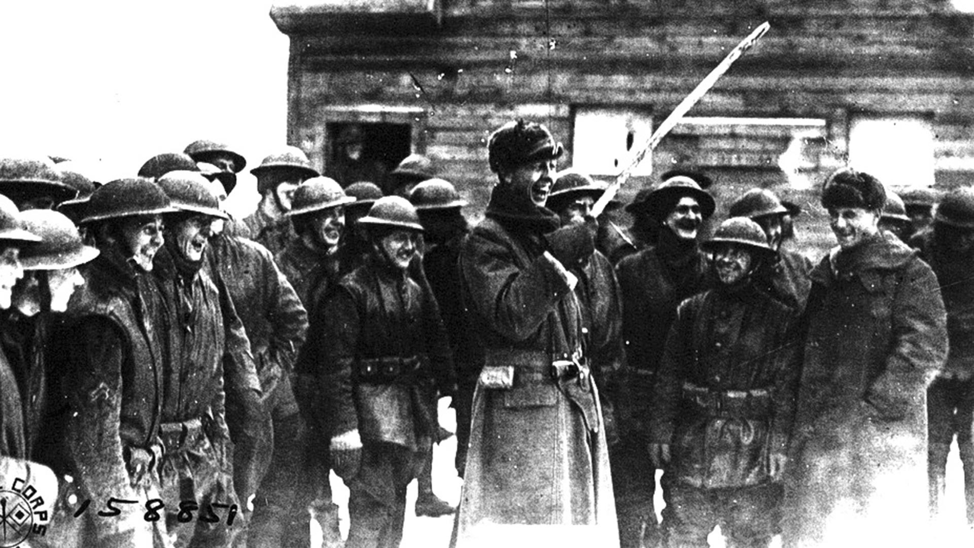Капетан америчке армије са трофејном бољшевичком сабљом
