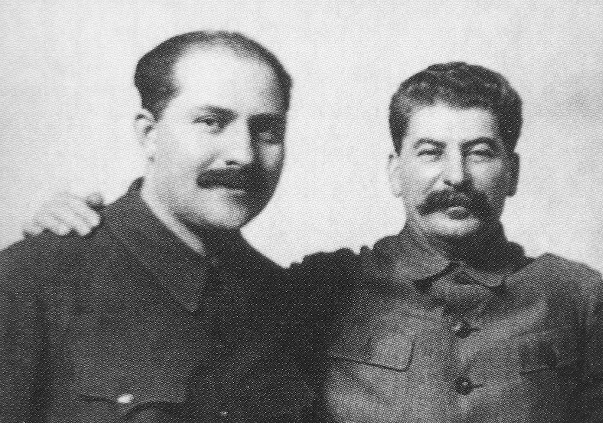 Lazar Kaganovich (L) and Joseph Stalin
