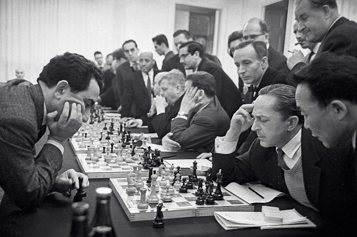 El campeón mundial de ajedrez, Tigran Petrosián (a la izquierda) durante una sesión de ajedrez simultánea con el cuerpo diplomático de Moscú. 1964.