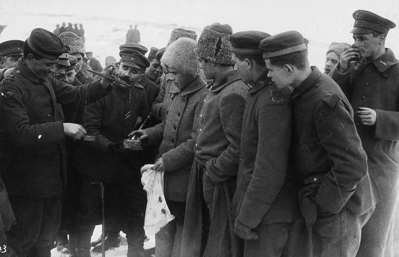 Échange de marchandises entre soldats soviétiques et allemands en février 1918