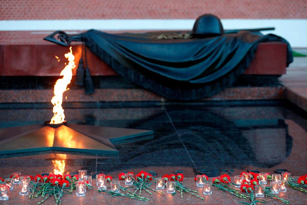 Fiori rossi vicino al Monumento al Milite Ignoto nei Giardini di Alessandro a Mosca