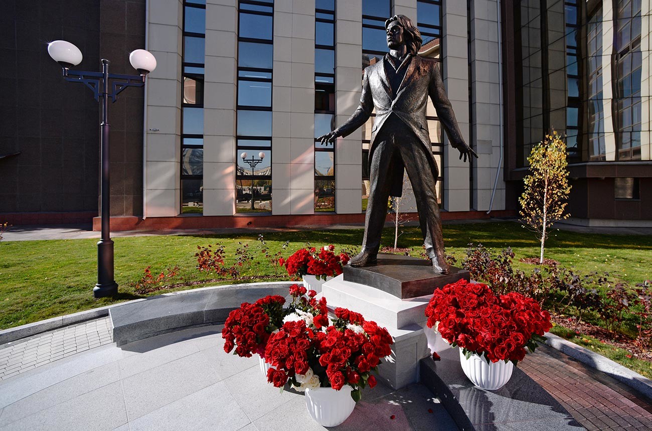 La statua dedicata al cantante Dmitrij Khvorostovskij, Krasnoyarsk