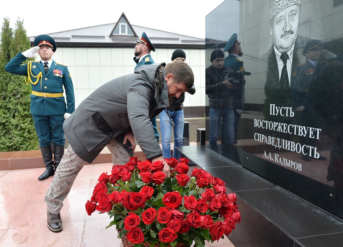 Il leader ceceno Ramzan Kadyrov depone fiori al monumento eretto in ricordo del primo presidente della Repubblica cecena, Ahmat Kadyrov, Grozny