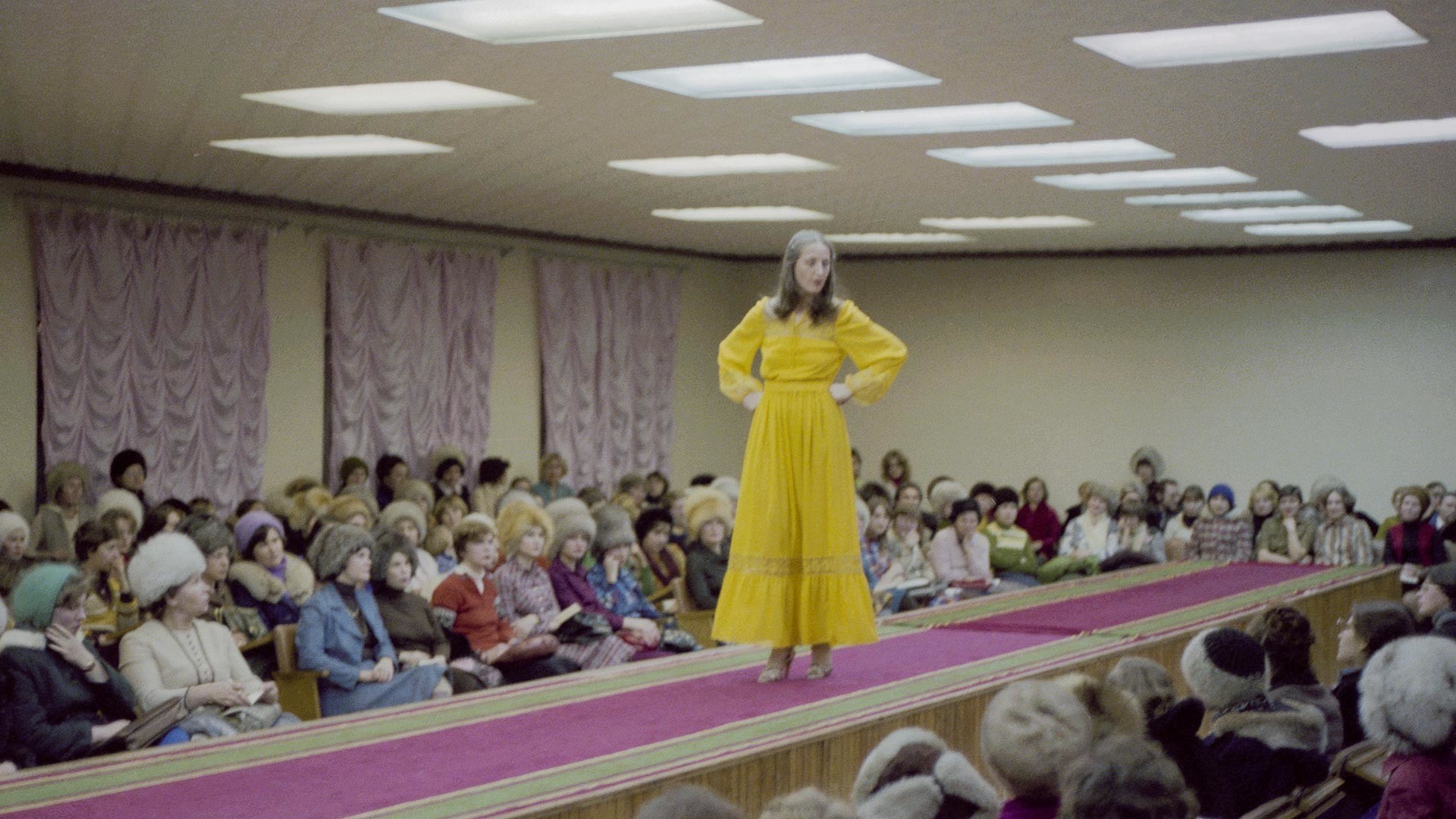 Apresentação da nova coleção Primavera 80 na sala de exposição da Casa de Moda de Tiumen, 1980