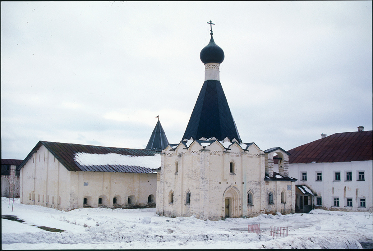 Église Saint-Euthyme, vue nord-ouest. Arrière-plan gauche : Grande infirmerie.
