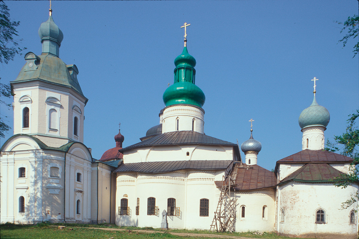 Monastère Saint-Cyrille-Belozersk. Ensemble architectural, vue est. De gauche à droite : l'église Saint-Cyrille-Belozersk, la cathédrale de la Dormition, l'église Saint-Vladimir, l'église Saint-Épiphane. 15 juillet 1999.