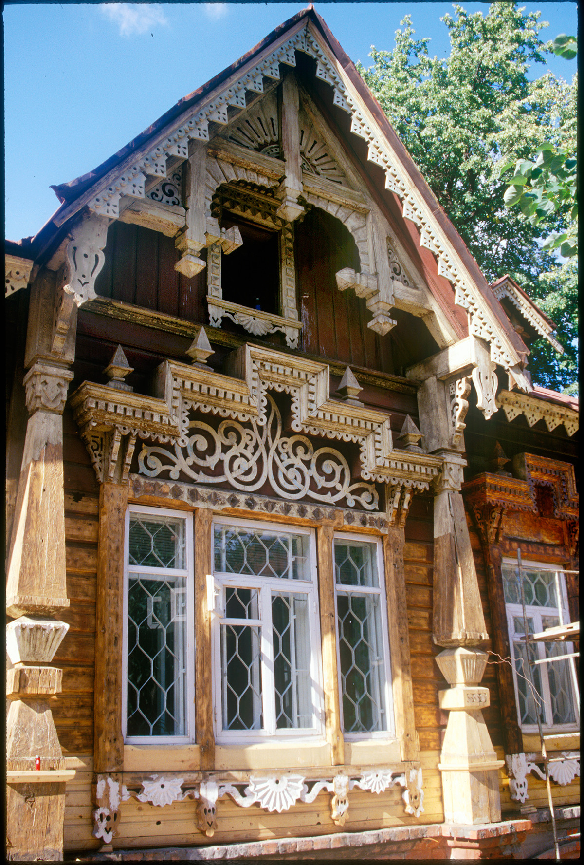 Tokarev House. Main facade, window detail. August 23, 1999 