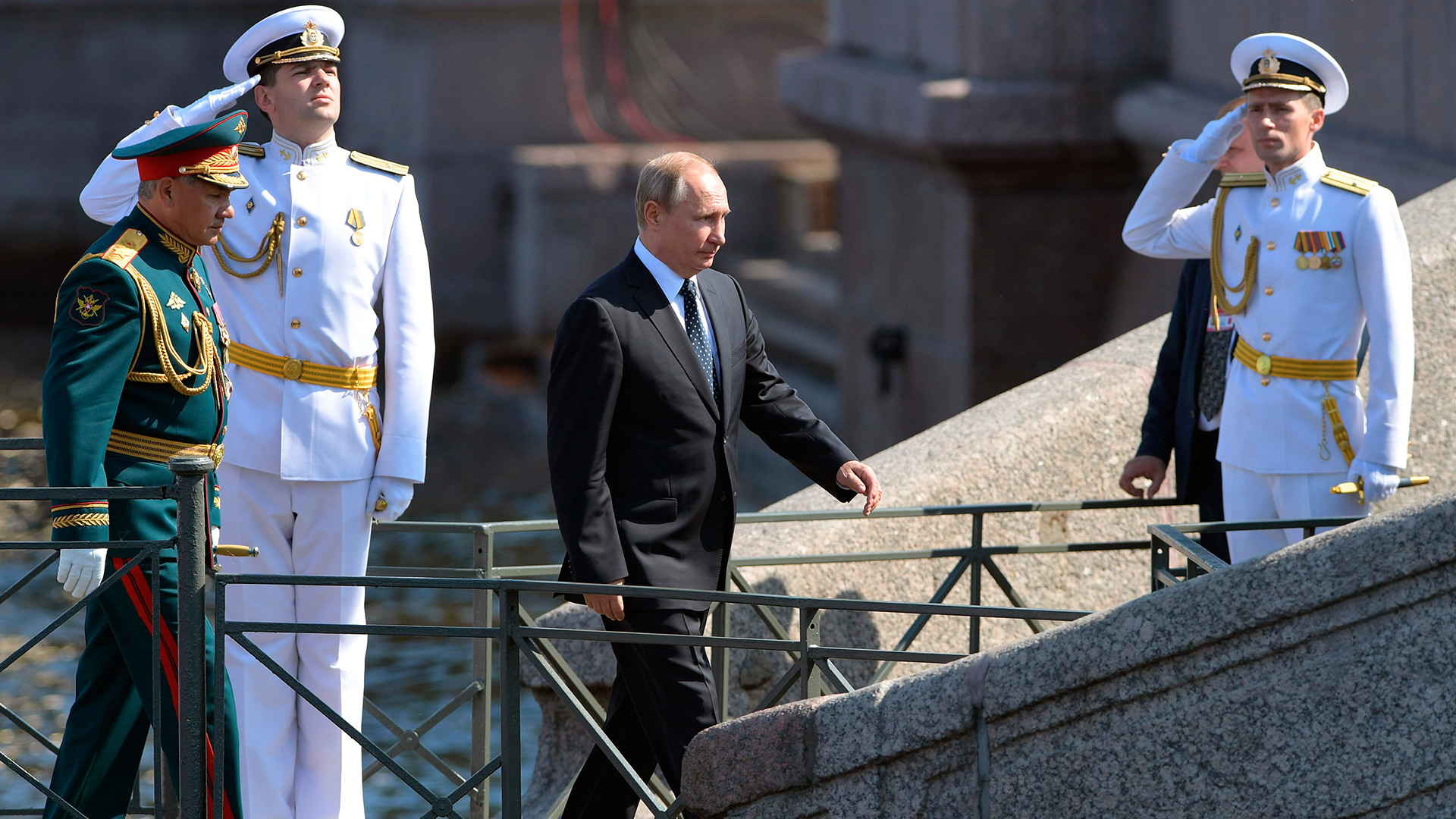 Ruski predsednik med obiskom pomorske parade v Sankt Peterburgu