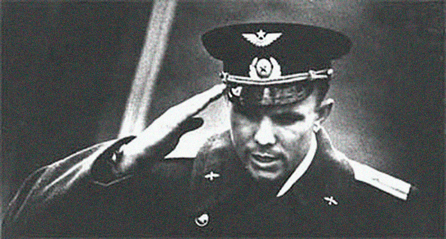Jurij Gagarin med poročanjem po vrnitvi s svojega poleta v vesolje