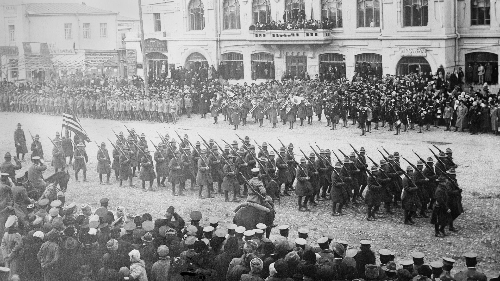 Американци маршираат во Хабаровск.