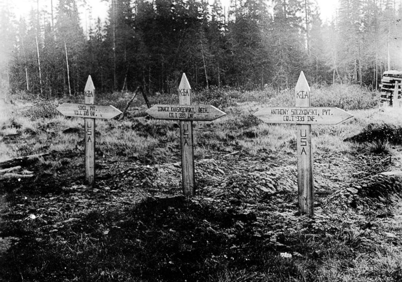 Гробови на американски војници во Русија