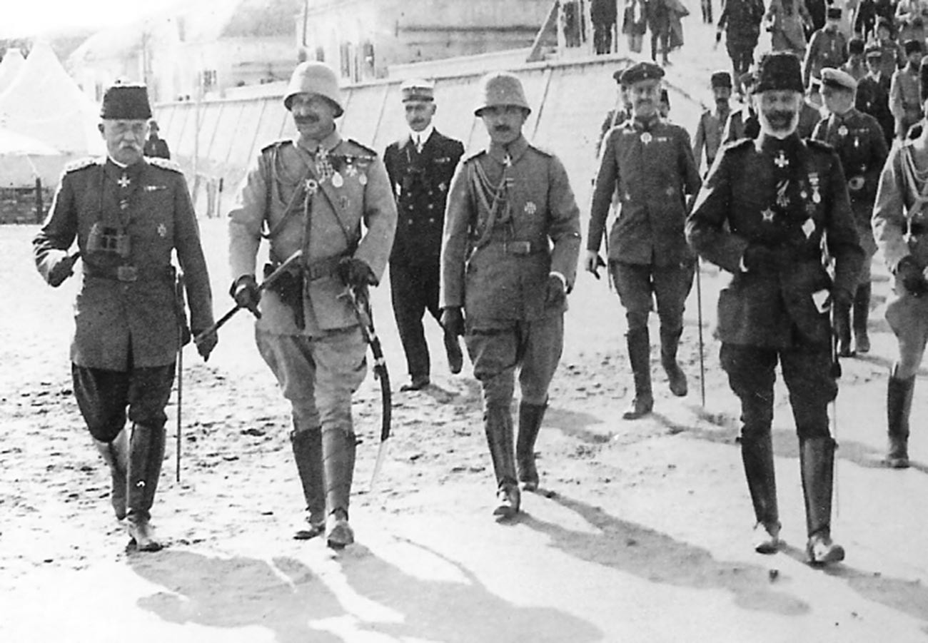 Немачки кајзер у Глиполију, октобар 1917. Слева надесно: немачки адмирал Гвидо фон Уседом у османској униформи, немачки цар Вилхелм II, Енвер-паша и вицеадмирал Јоханес Мертен.