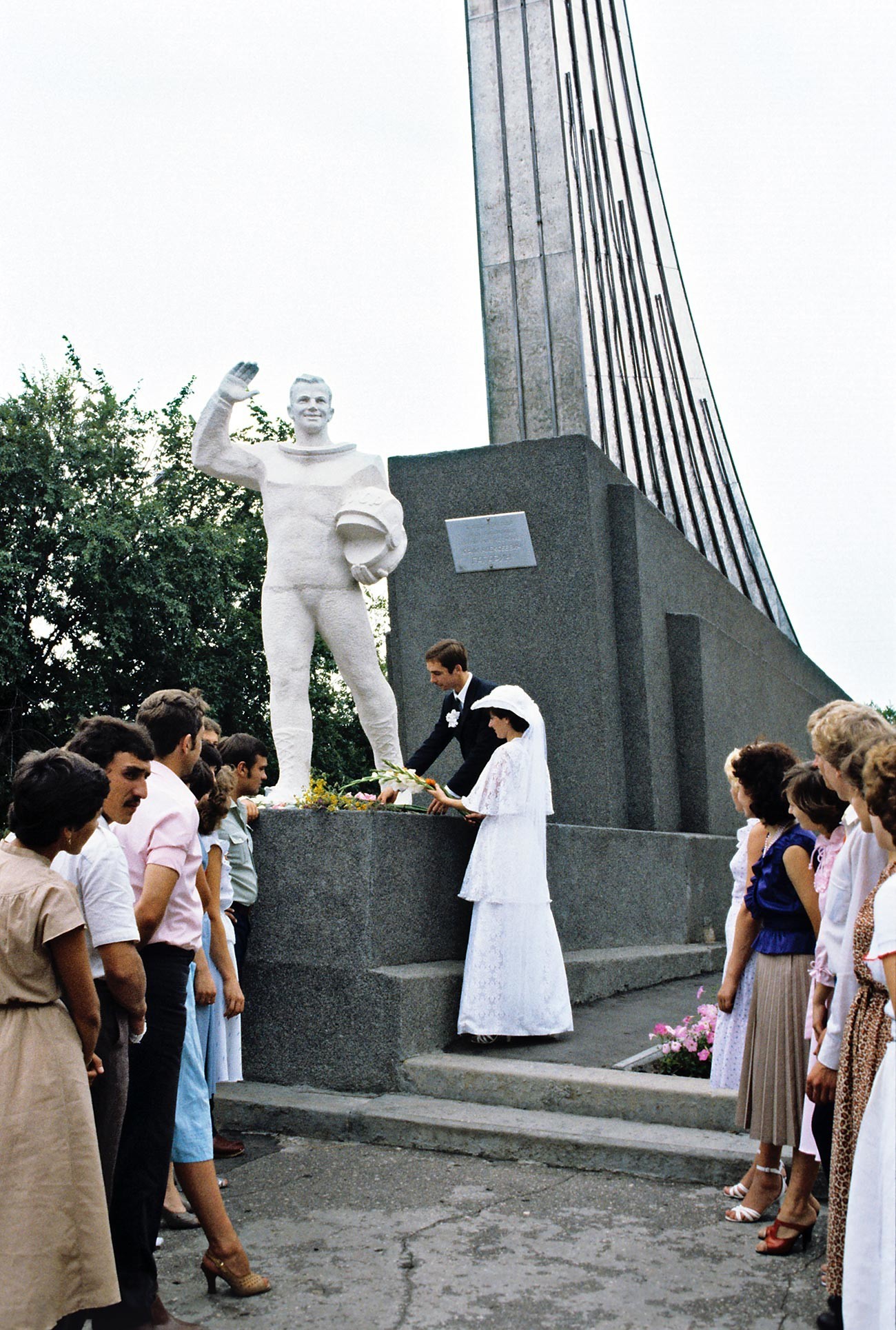 Monumento a Gagárin no exato local de seu pouso de volta à Terra, na época soviética
