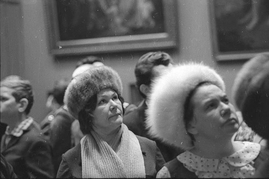 Gruppo di visitatrici nella Galleria Tretyakov di Mosca
