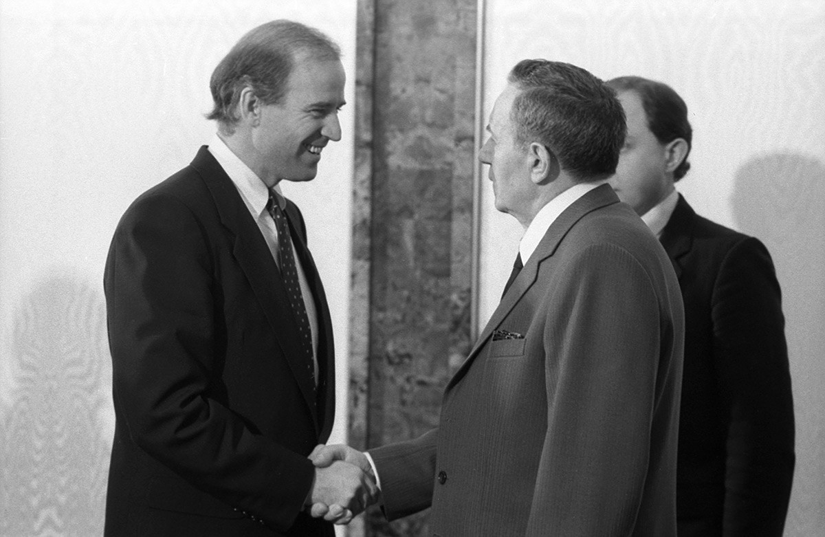 Joe Biden berjabat tangan dengan Andrei Gromyko.