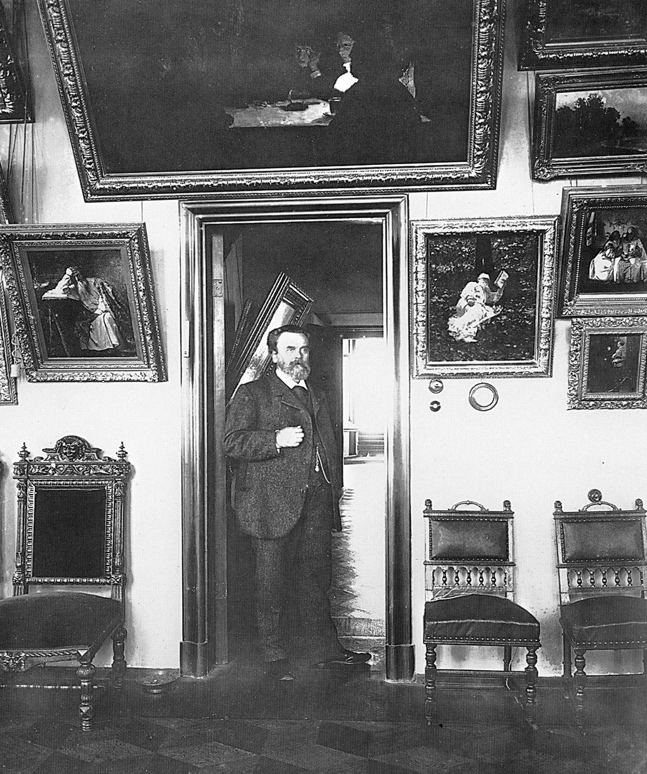 Ivan Tsvetkov in his gallery.