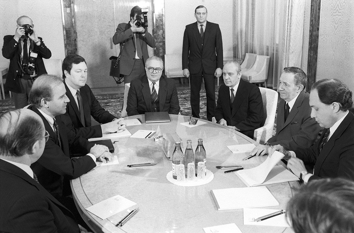 Senator Delawarea član Senata za zunanje odnose Joe Biden (drugi z leve) s predsednikom Predsedstva Vrhovnega sovjeta ZSSR Andrejem Gromikom (drugi z desne) med pogajanji v Kremlju.