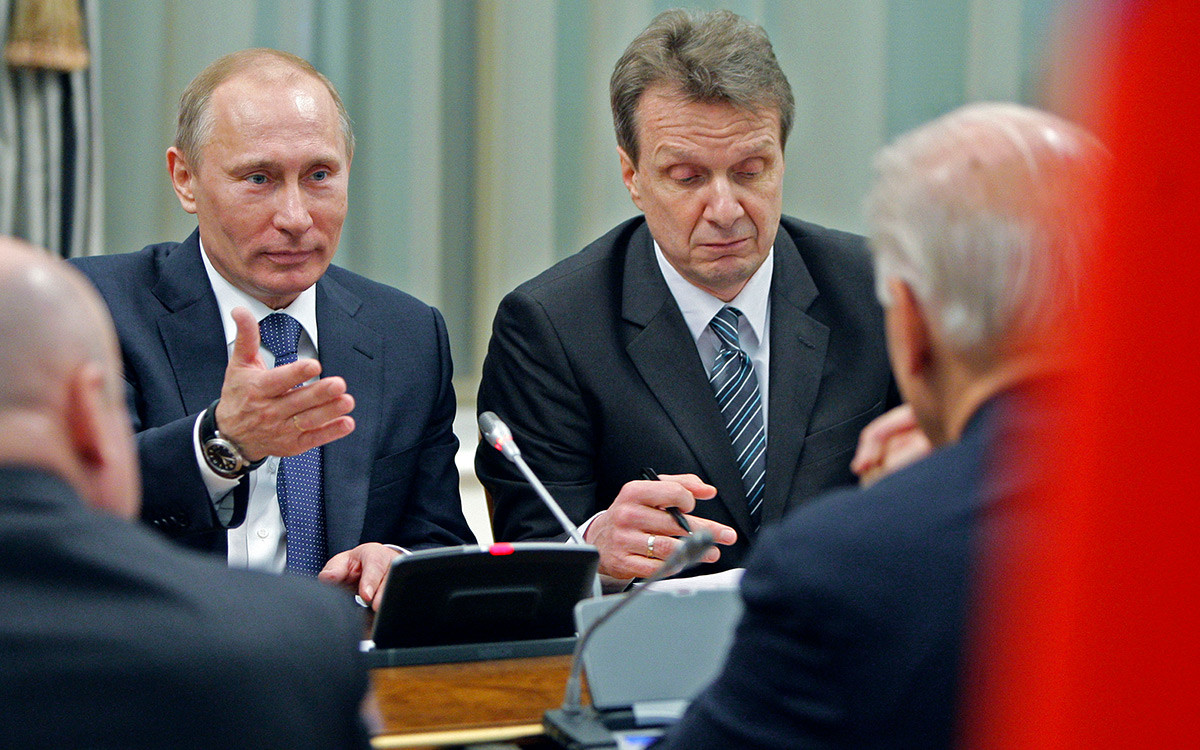 Ameriški podpredsednik Joe Biden (desno, s hrbtom proti kameri) posluša ruskega premierja Vladimirja Putina (levo) v Moskvi. 10. marca 2011