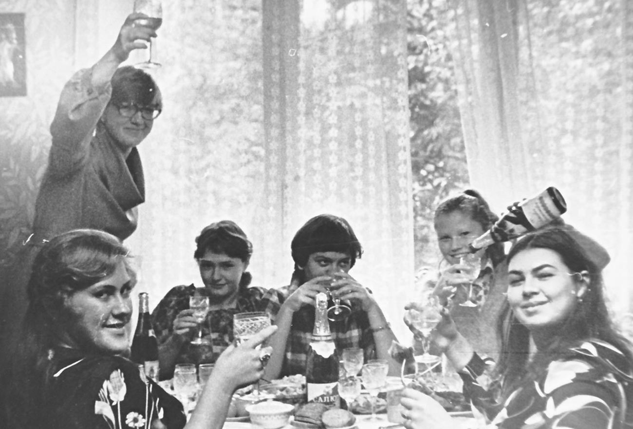 Frauen feiern den Geburtstag einer Freundin im Jahr 1979