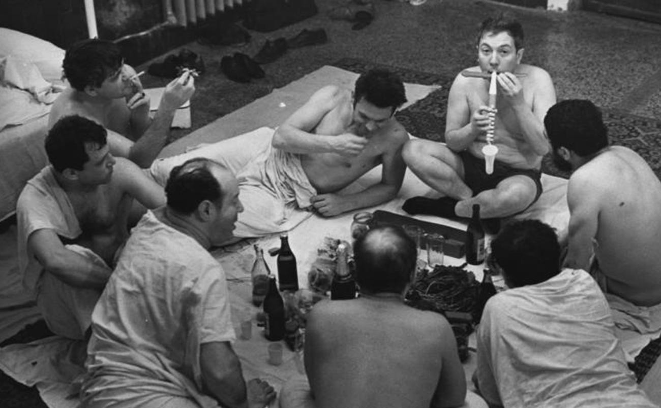Männer trinken Bier und essen Trockenfisch …