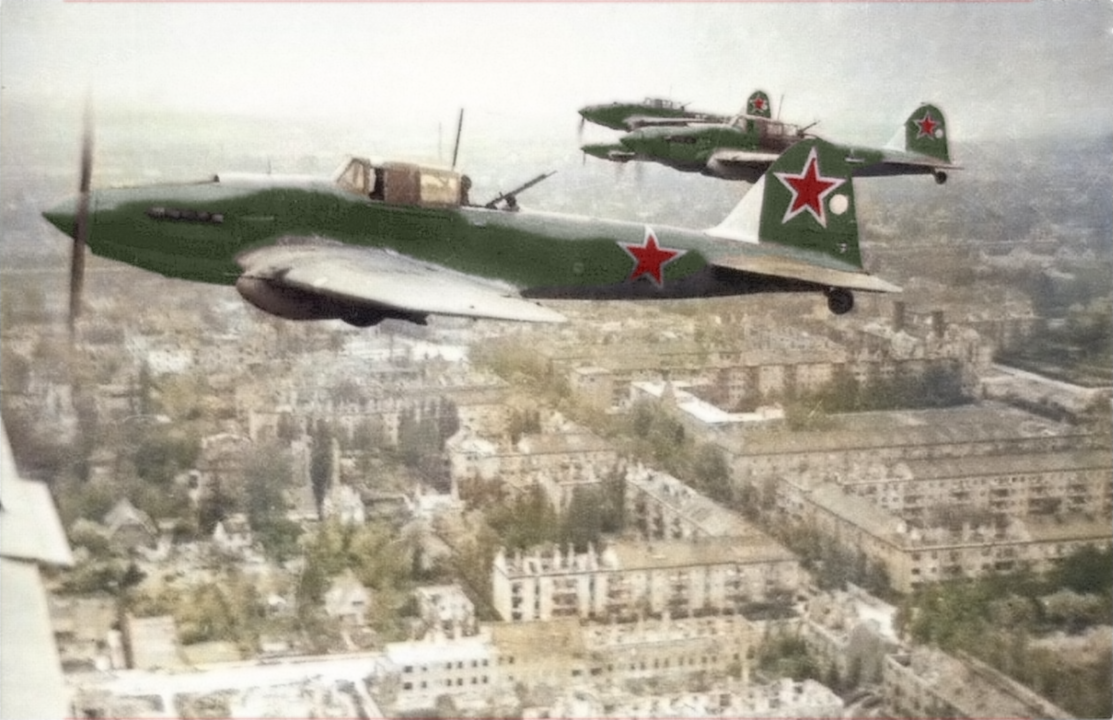 Aeronaves Il-2 sobrevoando Berlim em maio de 1945. Posição do artilheiro de cauda pode ser vista claramente nesta imagem