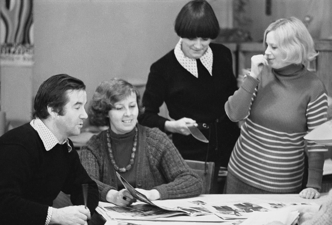 Leningrado. 26 gennaio 1977. Stilisti della Casa dei Modelli discutono di una collezione di vestiti
