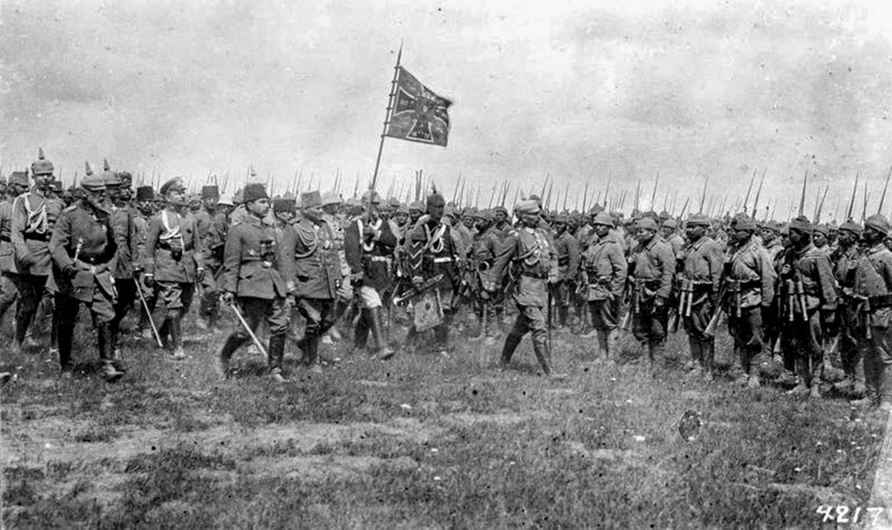 Кайзер Вилхелм II инспектира турски войски от 15-и корпус в Източна Галисия, Полша.