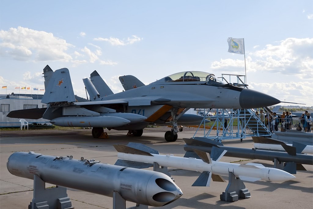 MiG-29 K de la Marina de Rusia, junto al equipo que puede desplegar.