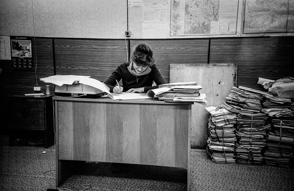 Eine Ingenieurin an ihrem Arbeitsplatz, 1982.