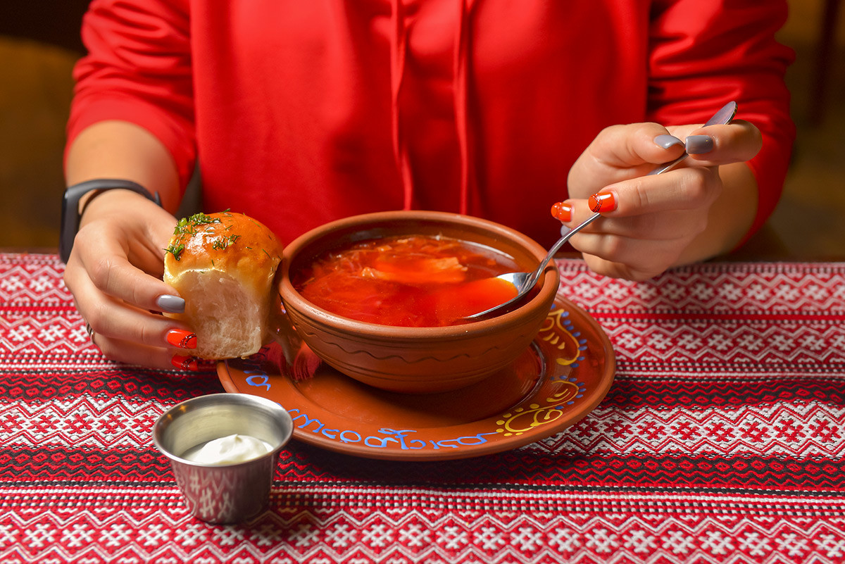 Borscht with sour cream and buns.