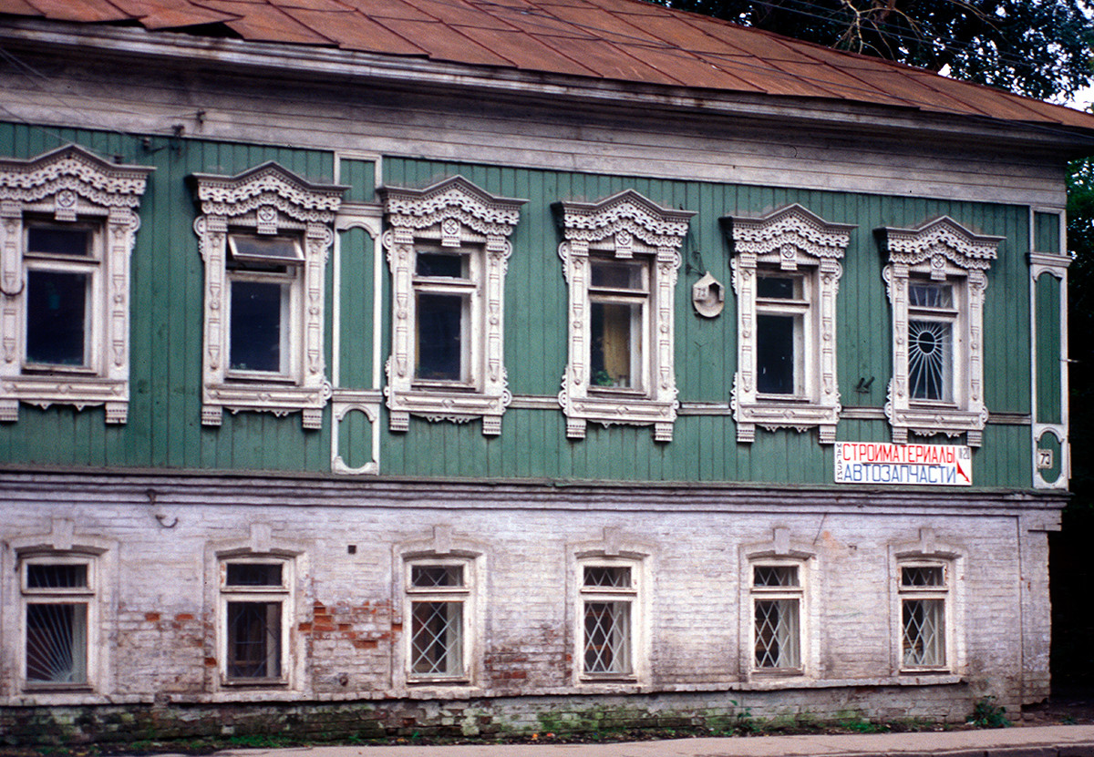 Maison en bois sur fondation en briques, rue Monasteri N° 73. Structure en rondins avec revêtement de planches et encadrements de fenêtres décoratifs