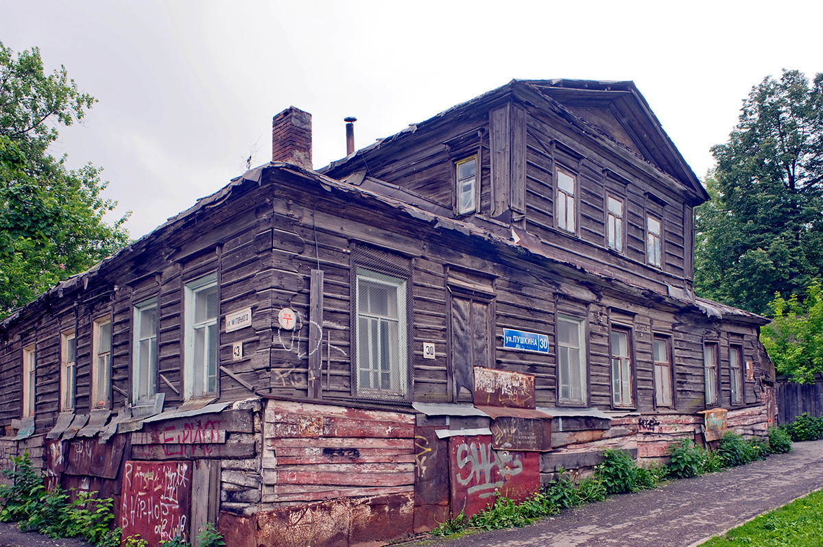 Maison en bois du XIXe siècle (structure en rondins avec revêtement en planches) au coin des rues Pouchkine et Gorki