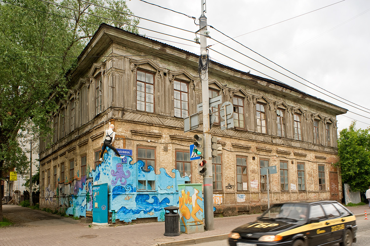 Maison en bois du XIXe siècle (structure en rondins avec revêtement en planches sur fondation en briques stuquées) au coin des rues Ostrovski et Lénine. Décoré avec de l'art de rue