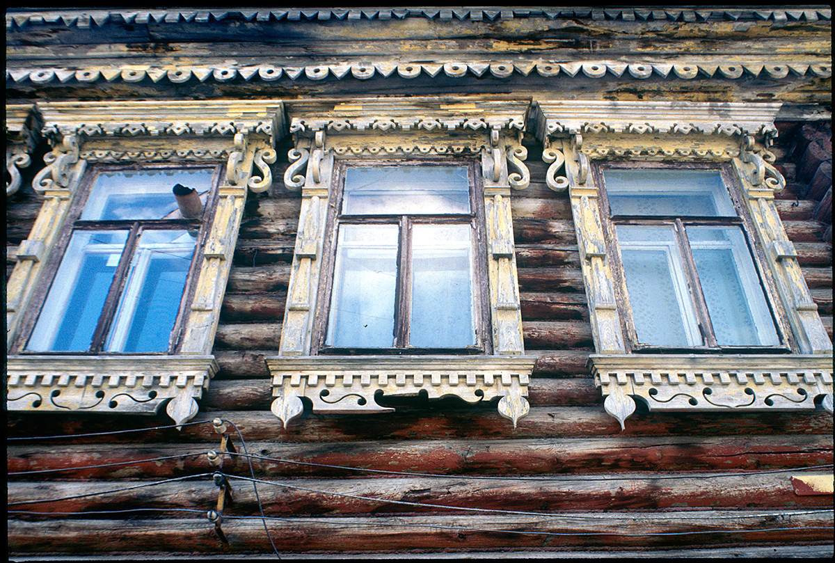 Maison en bois, Rues Pierre et Paul. Structure en rondins avec encadrement décoratif des fenêtres