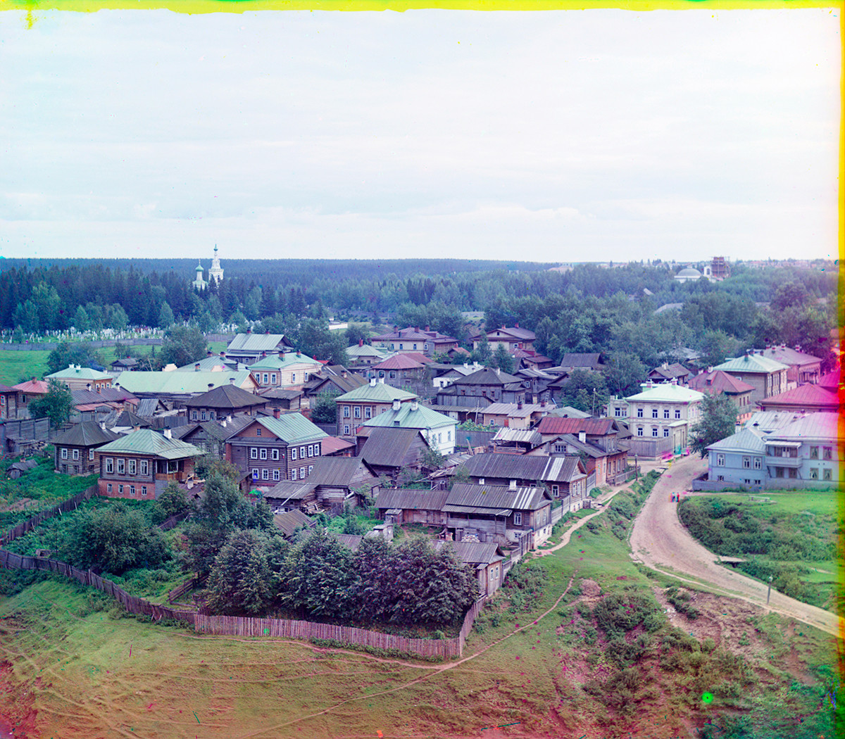 Perm. Vue vers le nord-est sur les collines de la ville. Quartier de Razgouliaï avec maisons en bois. Arrière-plan : Cimetière Iegochika