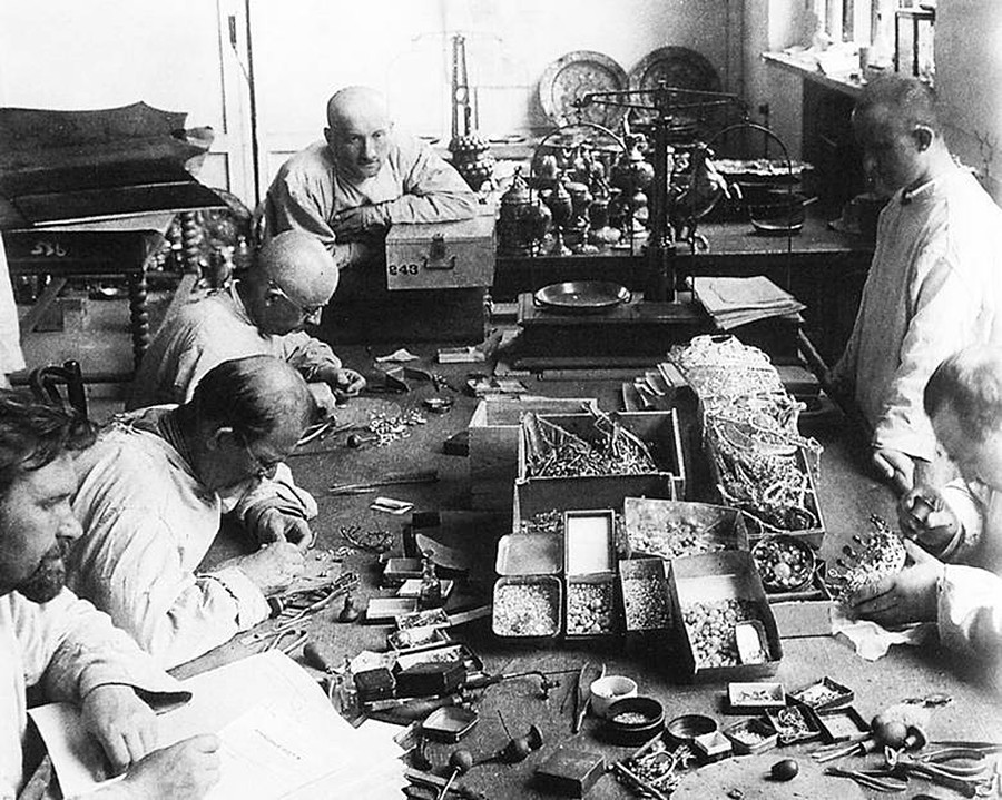 Сотрудники Гохрана вынимают камни из ювелирных изделий. 1923 г. 